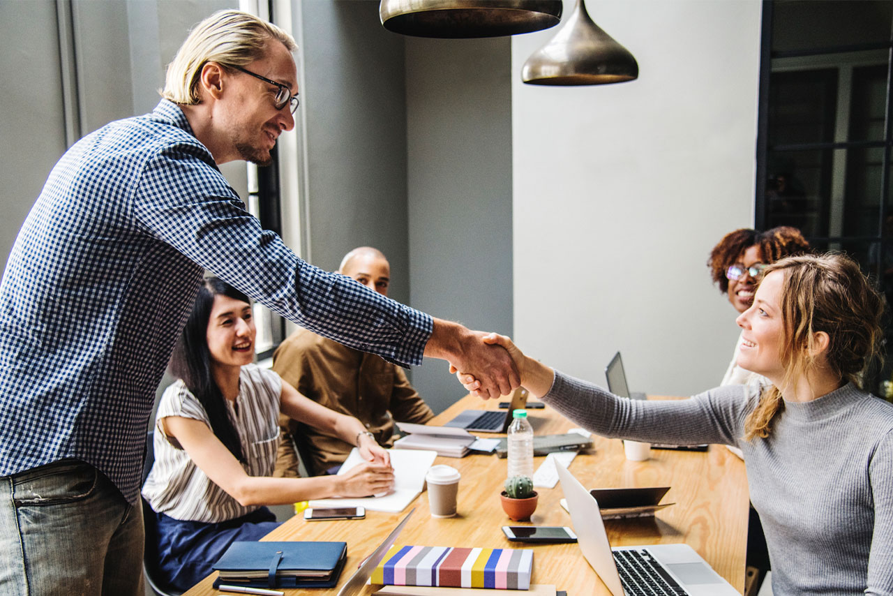 Networking para introvertidos: Cómo conectar en el café sin morir en el intento